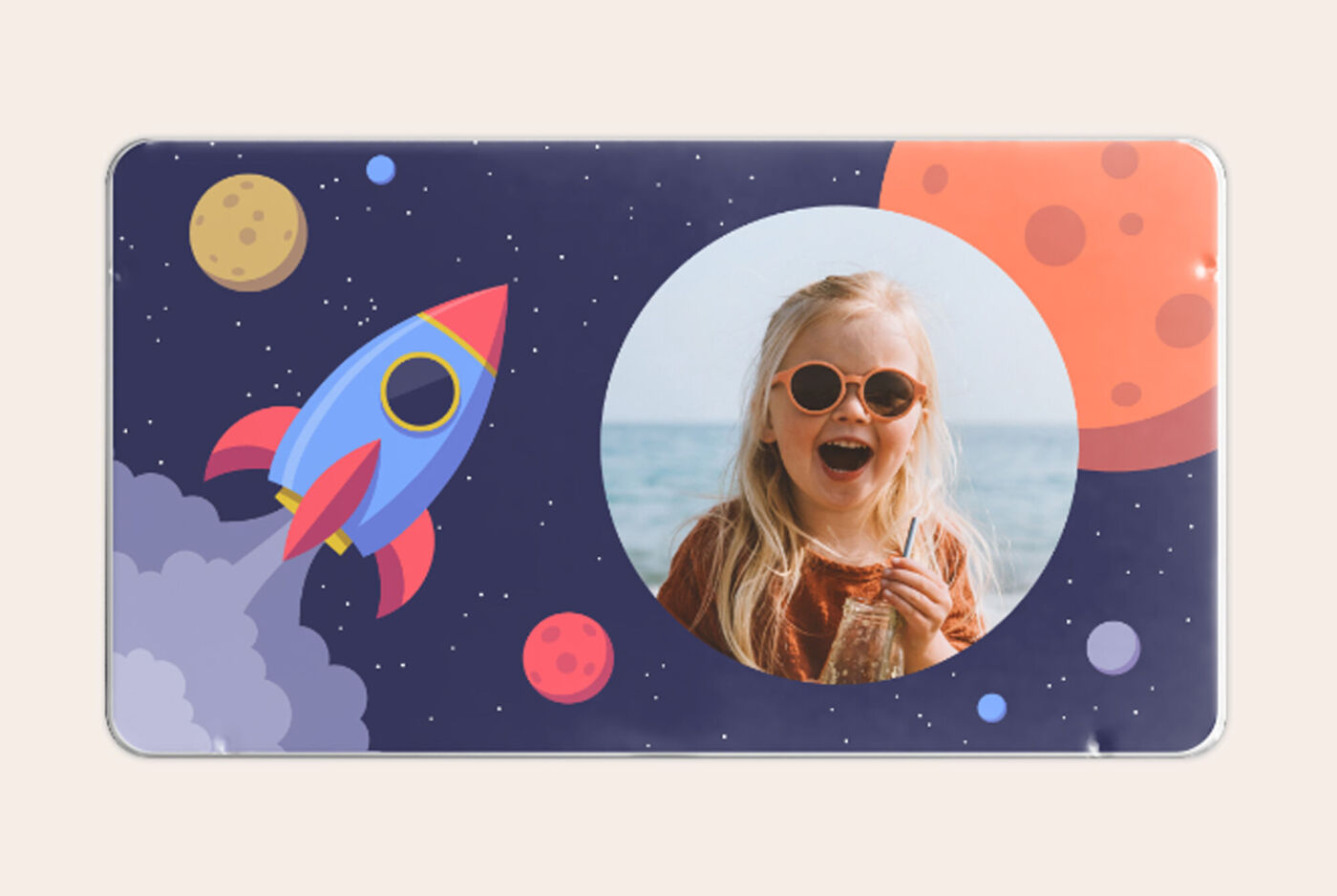 Boîte de crayons personnalisée thème espace avec fusée, planète et portrait d’enfant